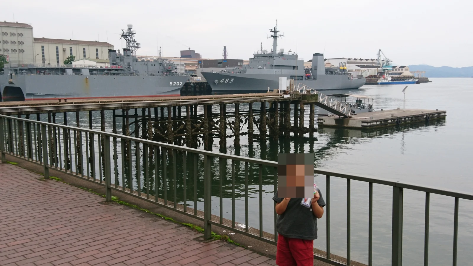 呉の潜水艦が見える海辺