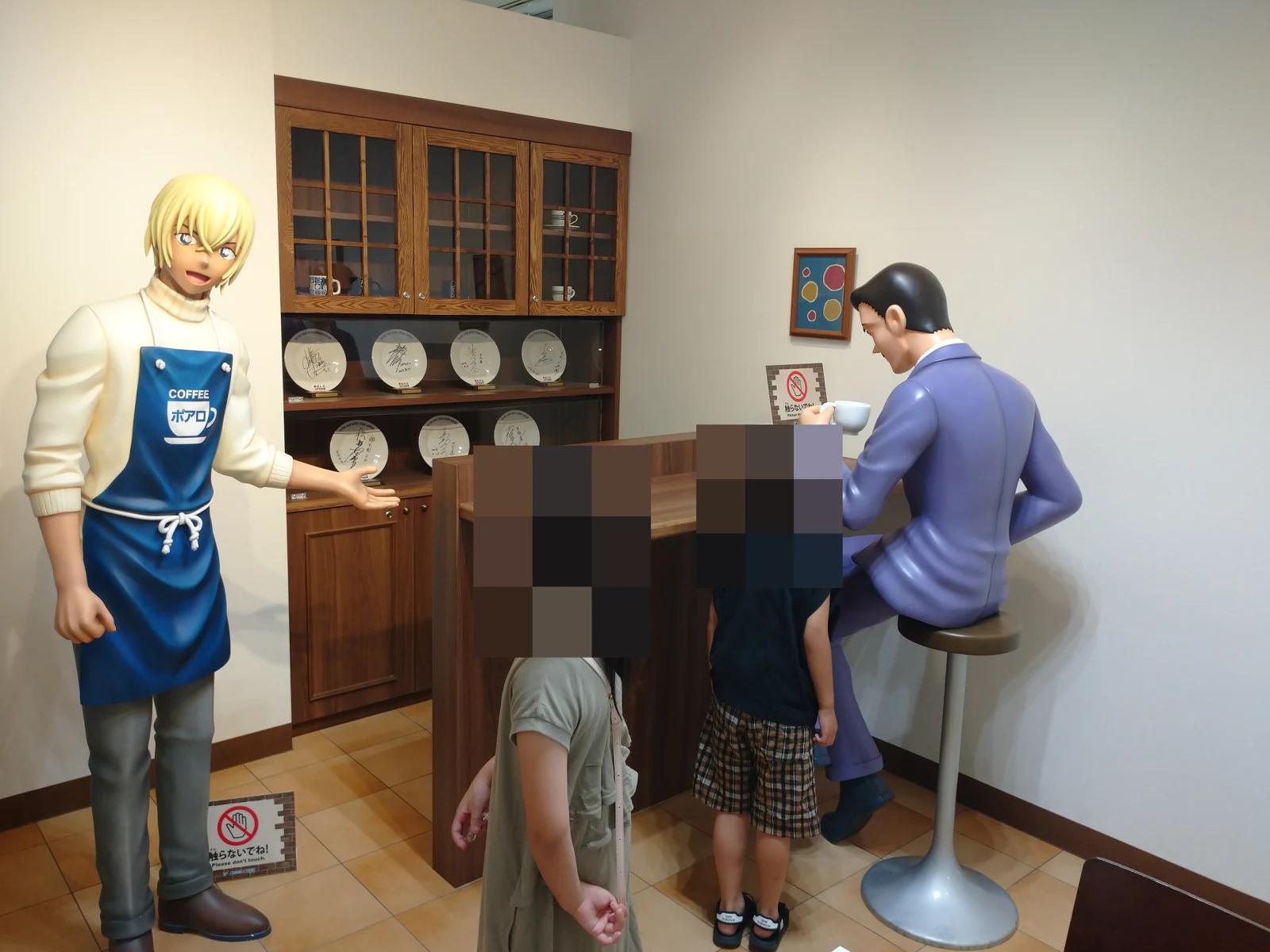 鳥取砂丘コナン空港の喫茶ポアロを題材にした展示。人物の顔は濃いモザイク加工済み