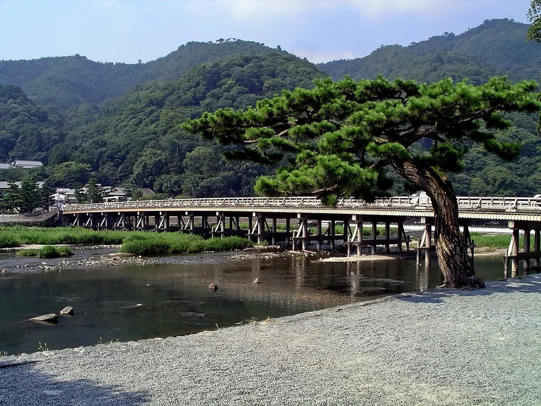嵐山と渡月橋の風景