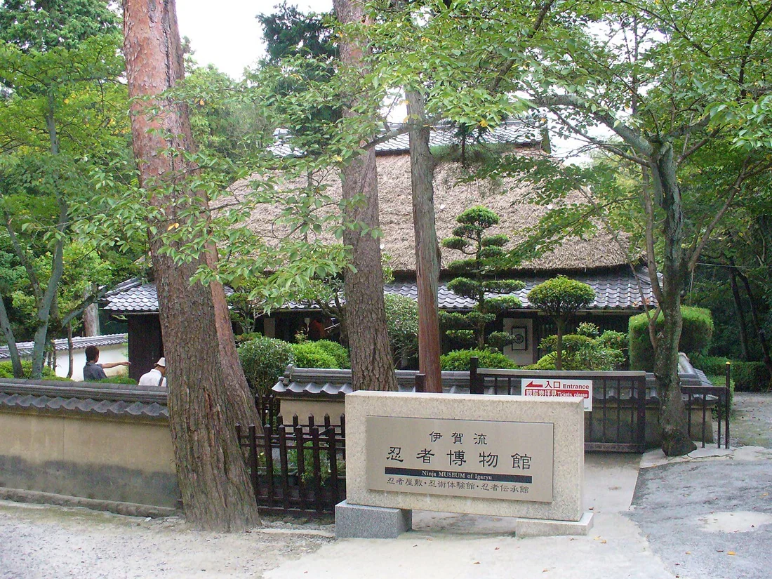 伊賀流忍者博物館の手裏剣打ち体験の風景