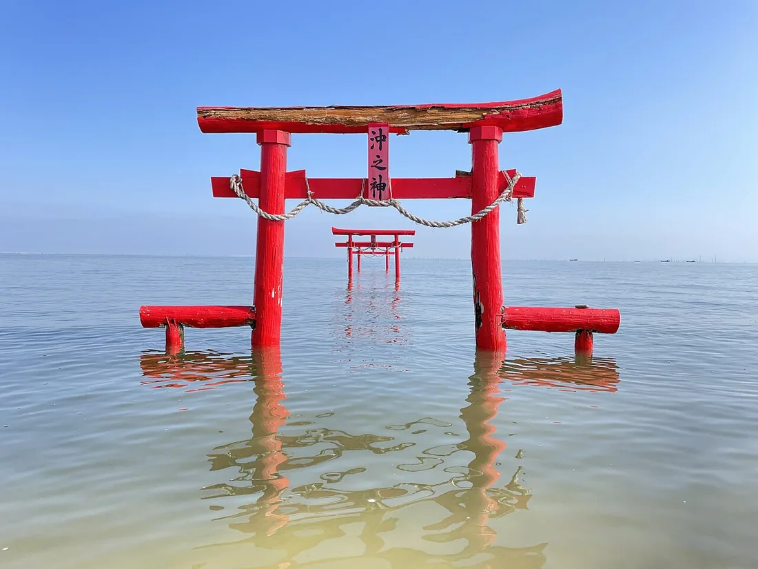 大魚神社の海中鳥居の風景